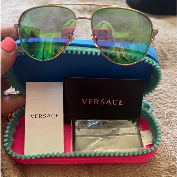 Super cute Versace Aviator sunglasses with rubber case NWOT - Picture 9 of 14